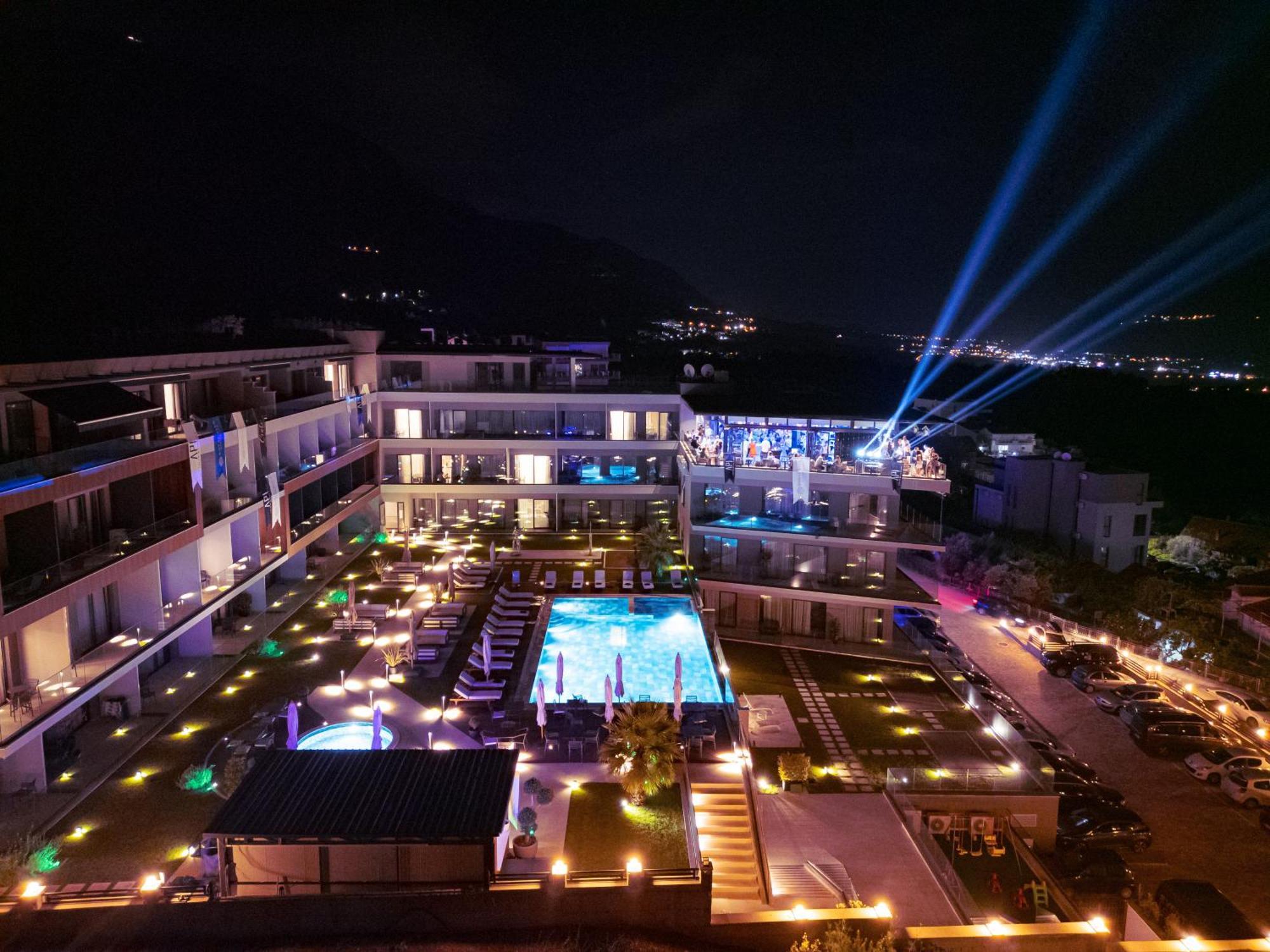 Royal Blue Resort & Residences Kavac Exterior photo